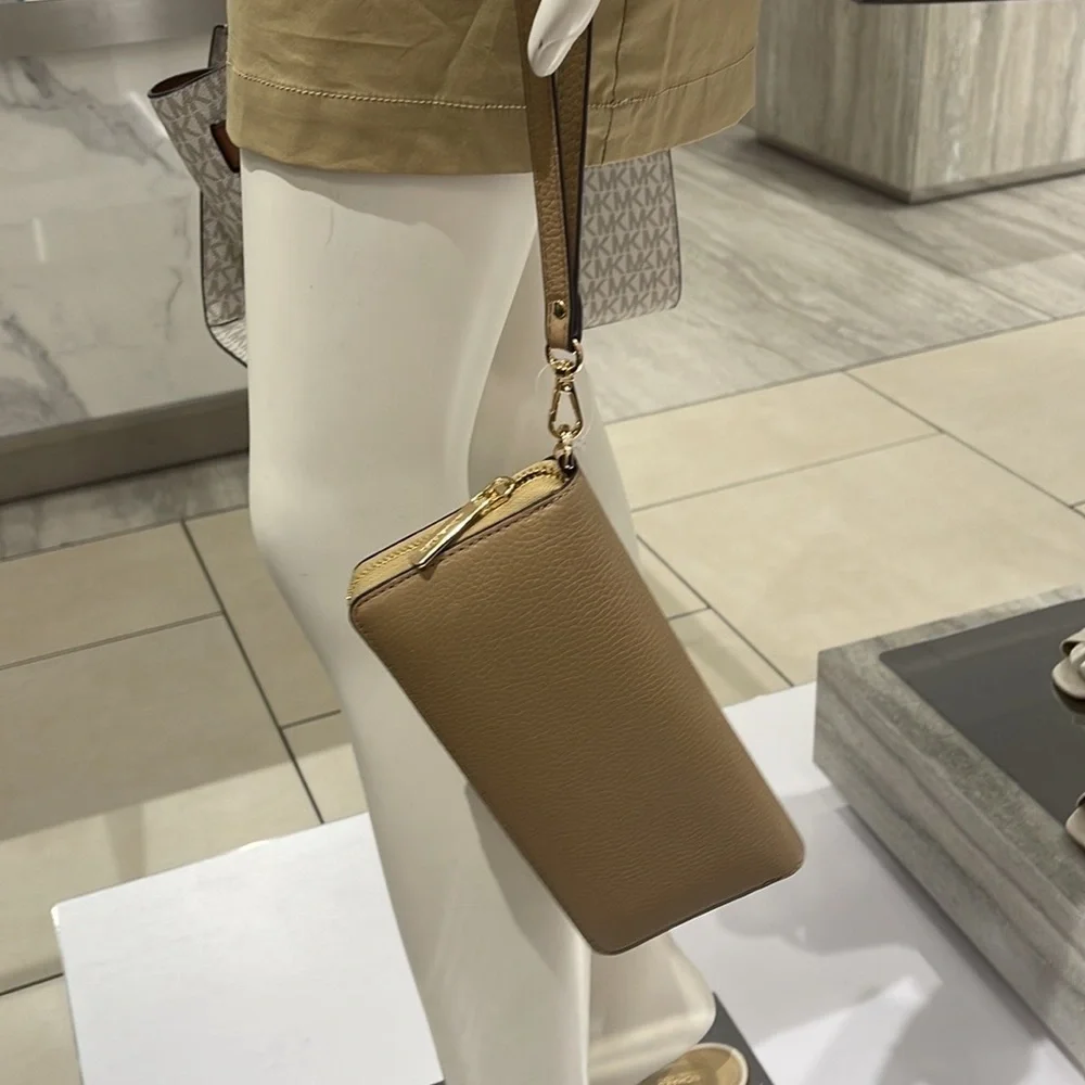 MICHAEL KORS LARGE TRAVEL CONTINENTAL WRISTLET WALLET PHONEHOLDER CAMEL
